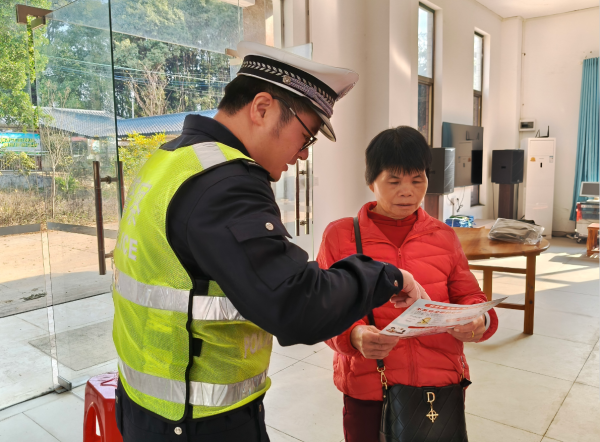 配资门户网平台官网 情系老人！博罗交警走进农村开展宣传