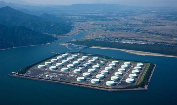 美股配资官网入口 永远不去俄罗斯？日本面临油荒，高市早苗腆着脸派人上门谈买油